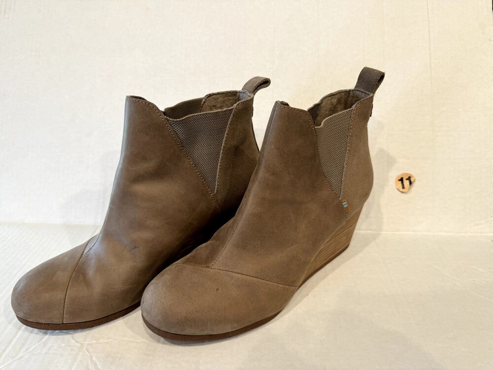 Wedge Booties Size 11 Tan Toms